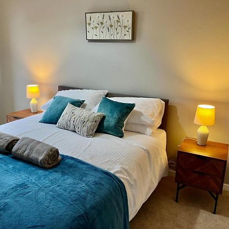 Canada House - Sleeps 6 -3 King Or 6 Single Ideal For Contractors Warrington Extérieur photo