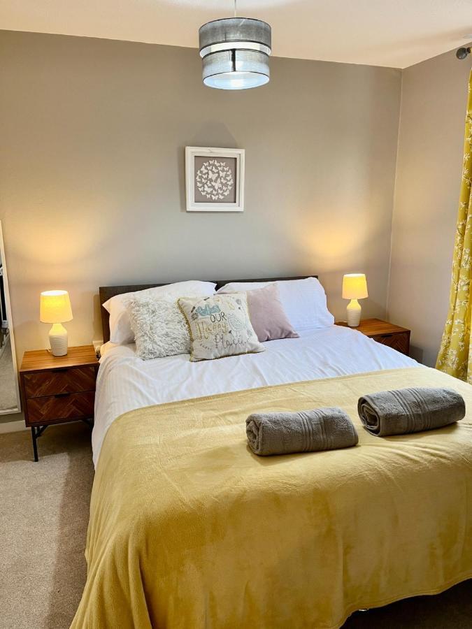 Canada House - Sleeps 6 -3 King Or 6 Single Ideal For Contractors Warrington Extérieur photo