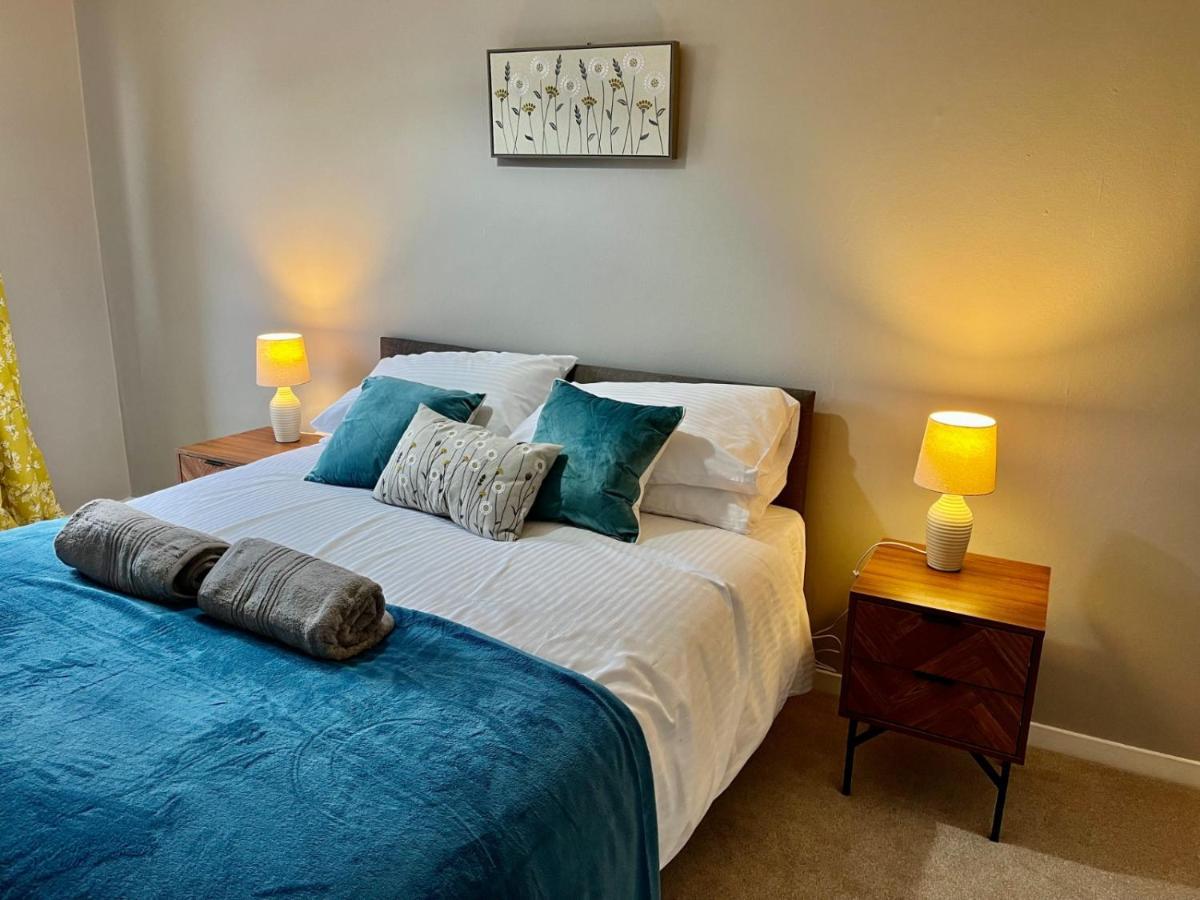 Canada House - Sleeps 6 -3 King Or 6 Single Ideal For Contractors Warrington Extérieur photo