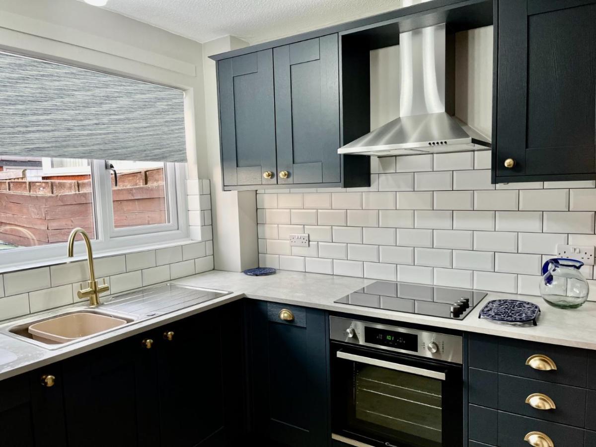 Canada House - Sleeps 6 -3 King Or 6 Single Ideal For Contractors Warrington Extérieur photo
