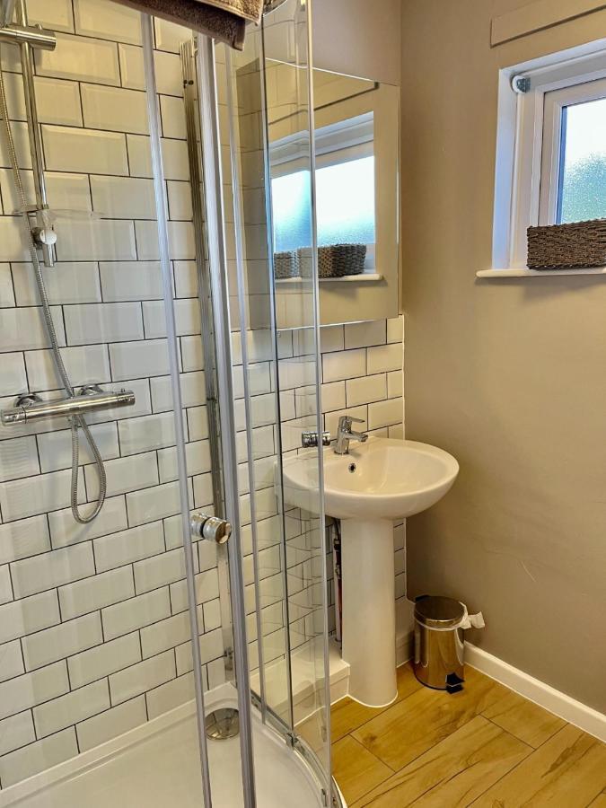 Canada House - Sleeps 6 -3 King Or 6 Single Ideal For Contractors Warrington Extérieur photo
