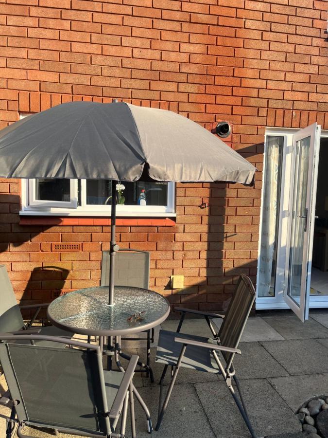 Canada House - Sleeps 6 -3 King Or 6 Single Ideal For Contractors Warrington Extérieur photo